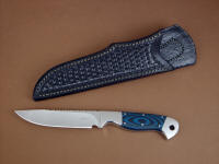 "Aquila" obverse side view in CPMS30V high vanadium stainless tool steel blade, 304 stainless steel bolsters, blue-black G10 fiberglass epoxy laminate handle, hand-stamped black basketweave leather sheath